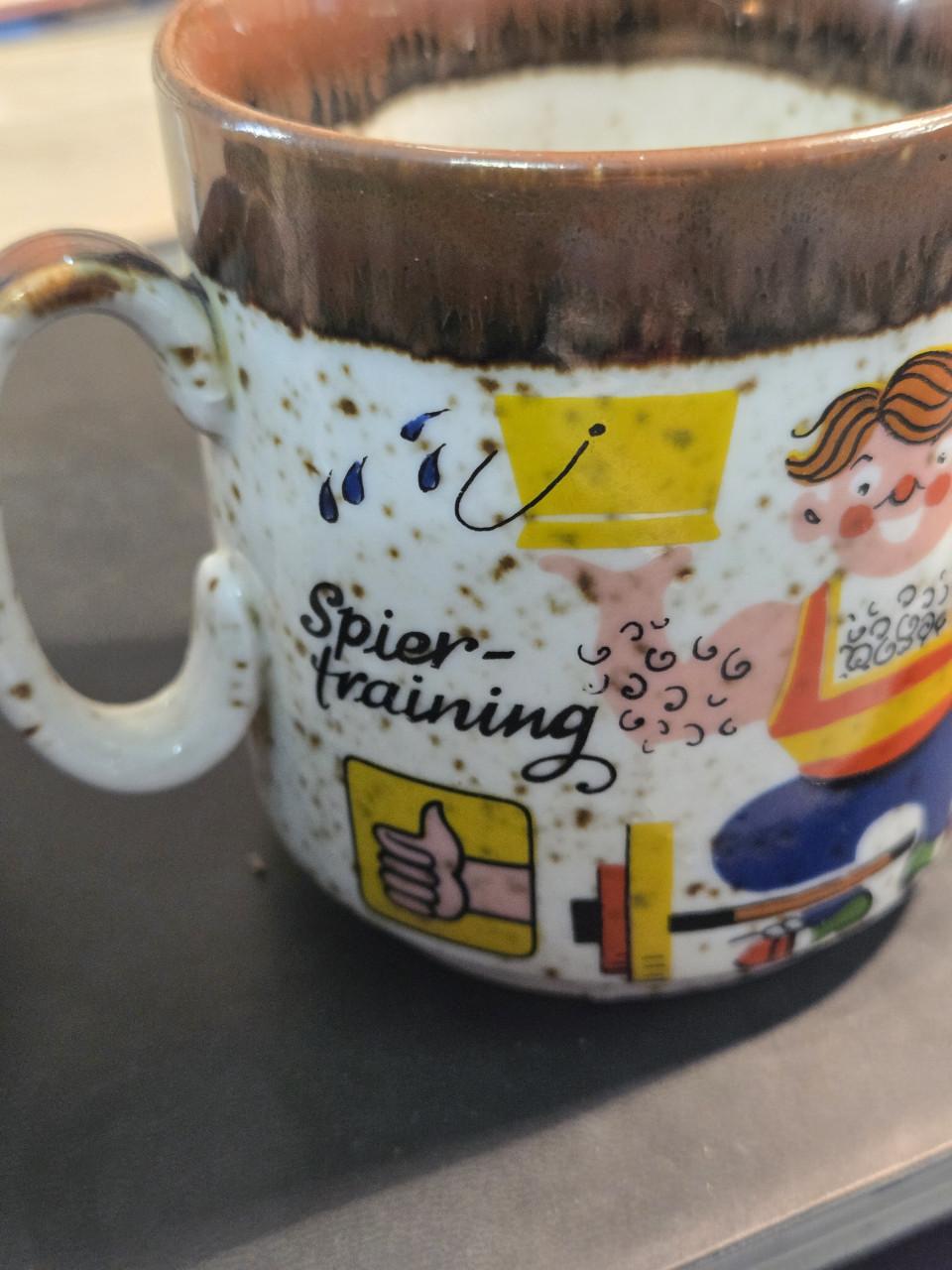 Twee mokken , Bavaria, met daarop de tekst "Trim je fit". uit 1969