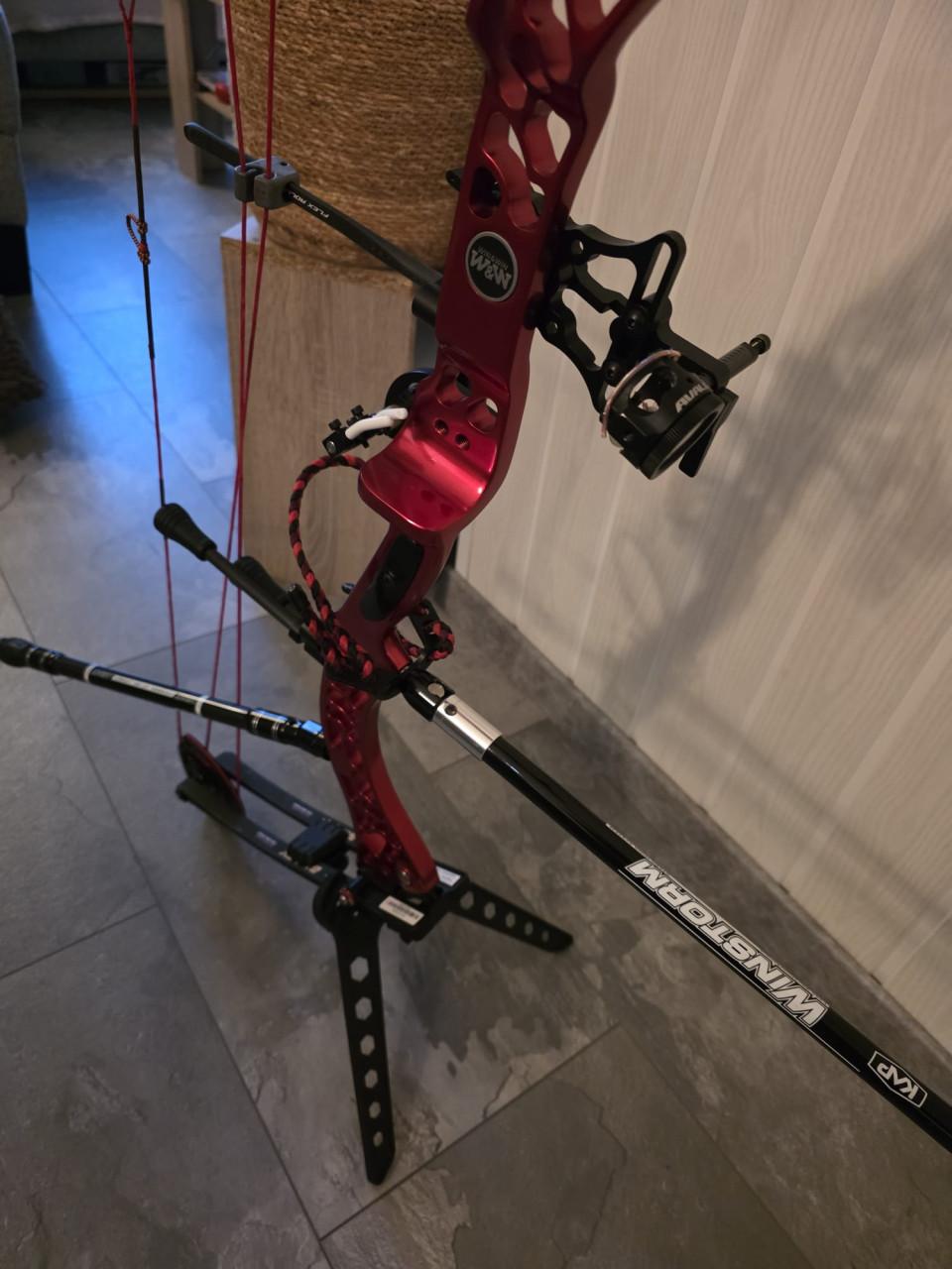 Als nieuwW&W X-36 Dragon Compoundboog 36 " Axle to Axle 30 tot 70 pond LH