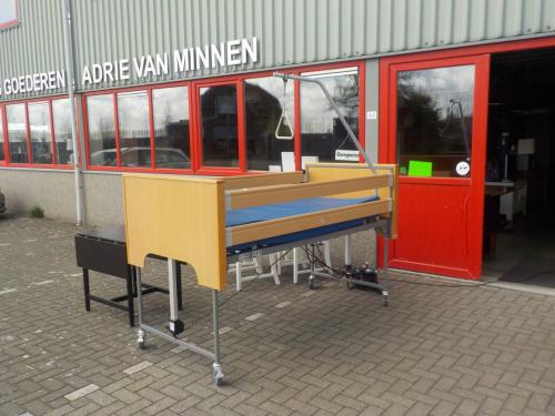 Elektrisch hoog / laag ledikant op stevige wielen  in zeer goede staat