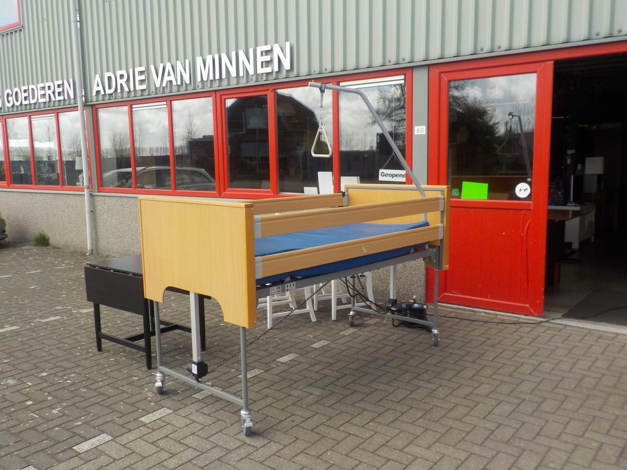 Elektrisch hoog / laag ledikant op stevige wielen  in zeer goede staat