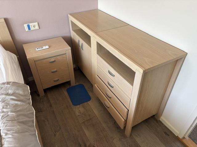 Bedmeubel met verstelbare Auping spiralen, plus bijpassende kastjes