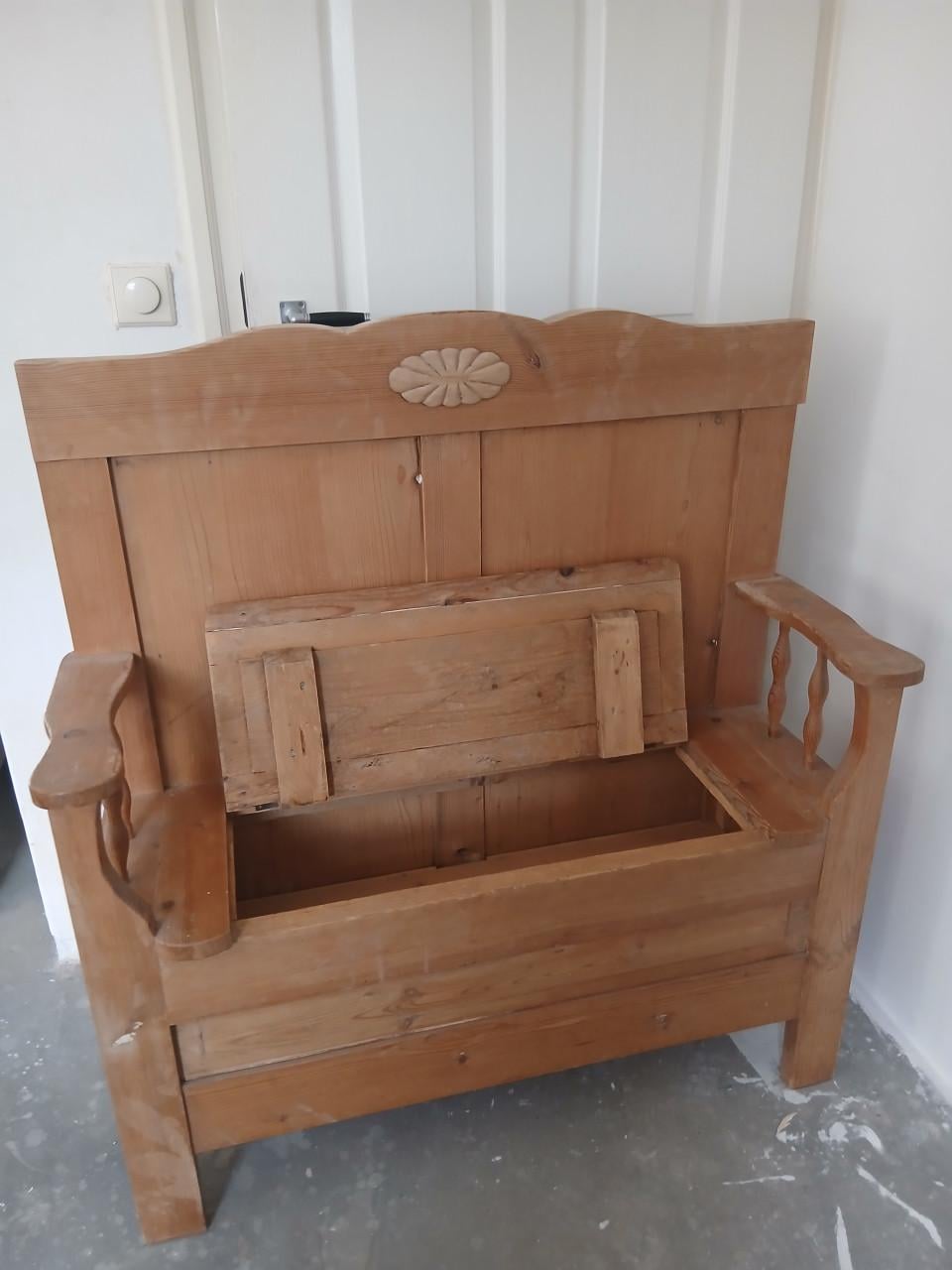 Houten bankje met klepdeksel en bergruimte