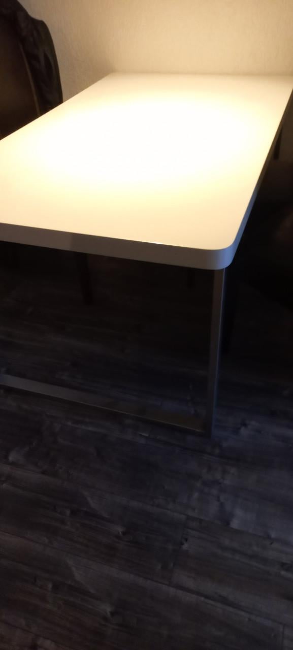 Gratis lattenbodems en eettafel