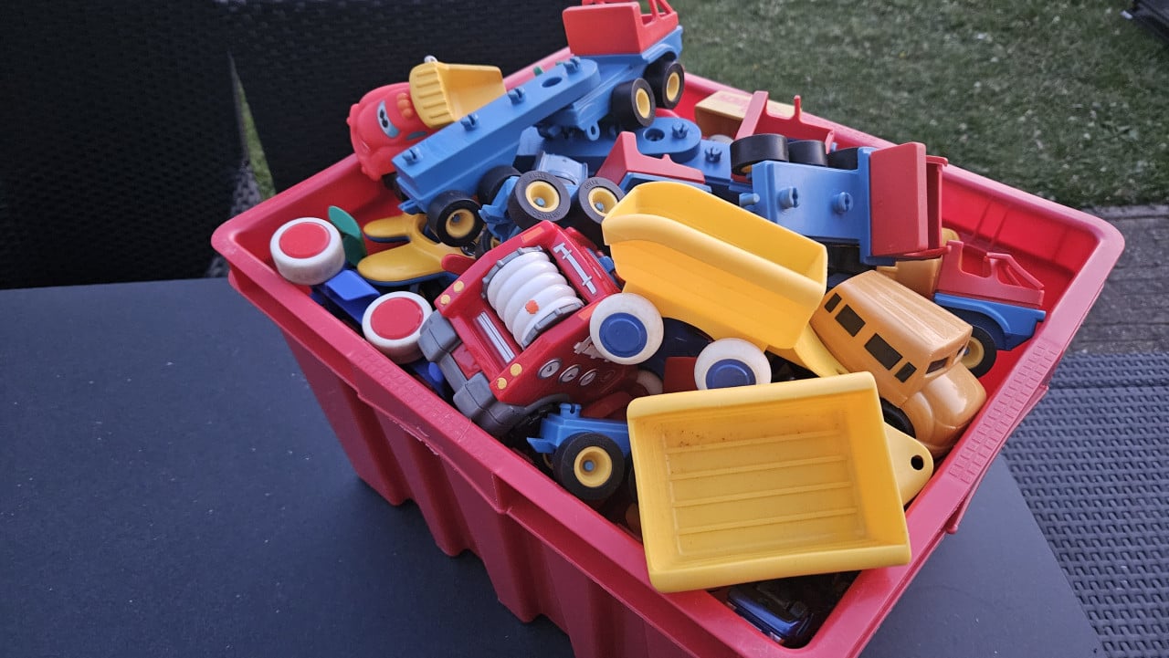Heeeel veel plastic speelgoedauto's, vliegtuigjes