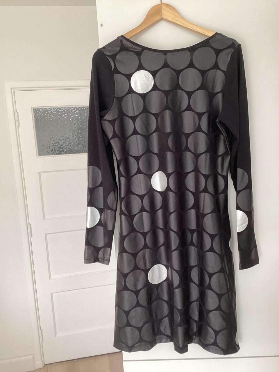Aparte jurk met lederlook stippen stretch maat L zgan