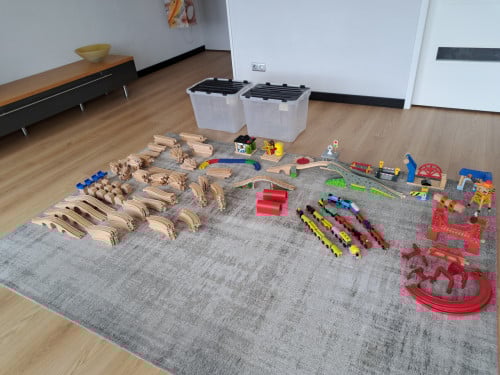 Mooie houten treinbaan met toebehoren