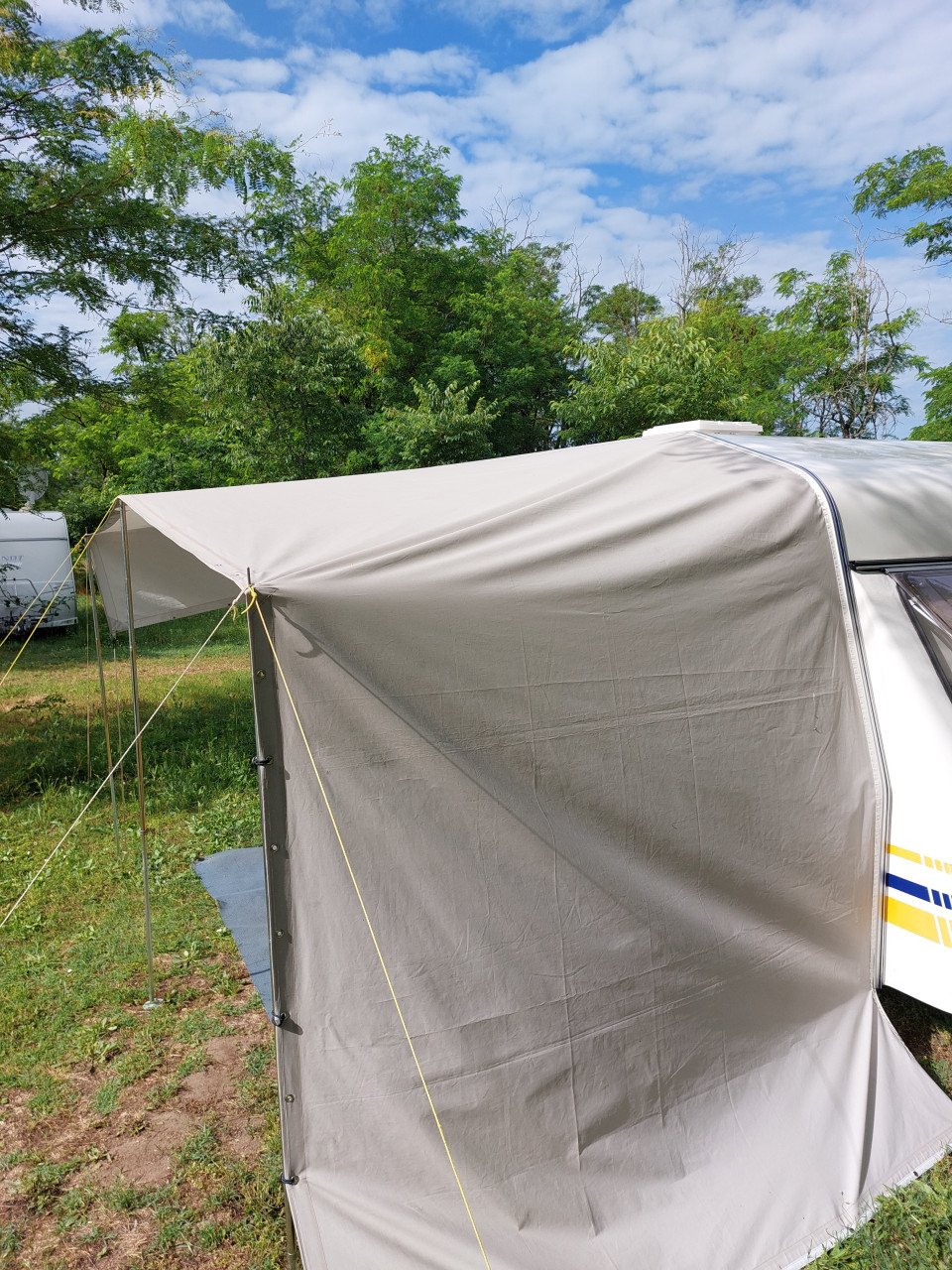 Schuifluifel voor caravan of camper. Merk Esvo