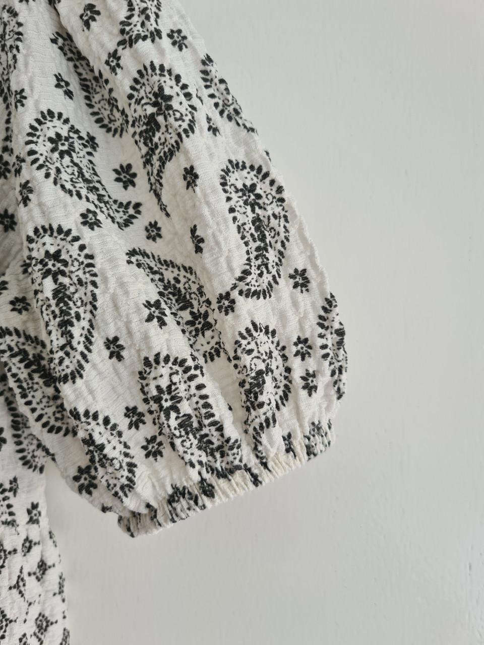 Ecru, wit met zwarte wijde jurk van Zara Maat 122