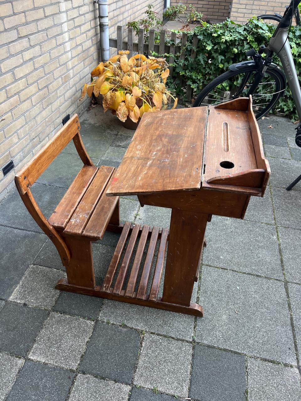 Oud schoolbankje