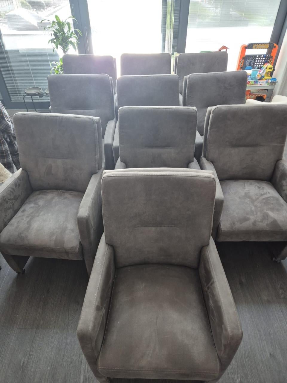 10 Stoelen met wielen p.st 65 euro