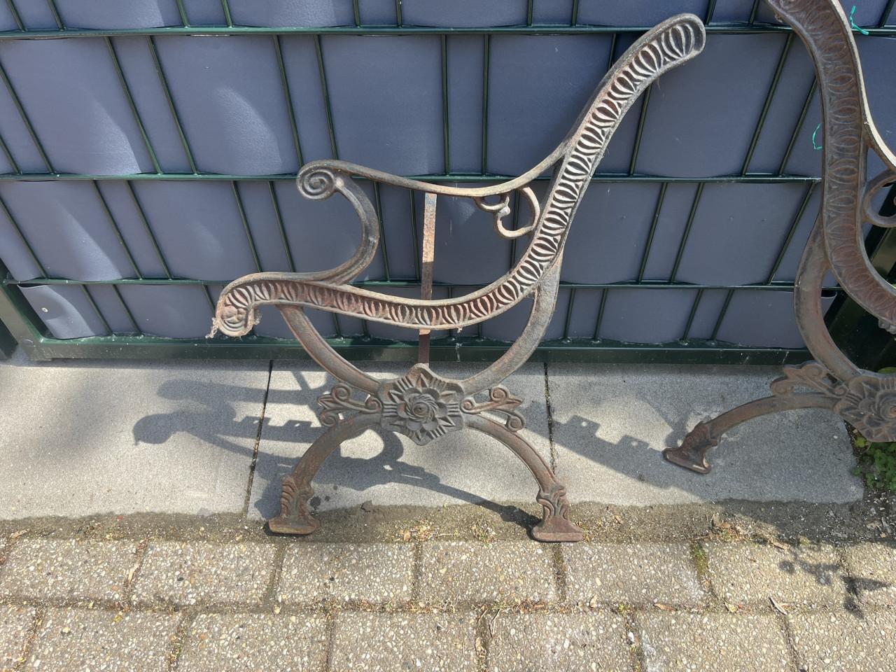 Gietijzeren tuinbank potten