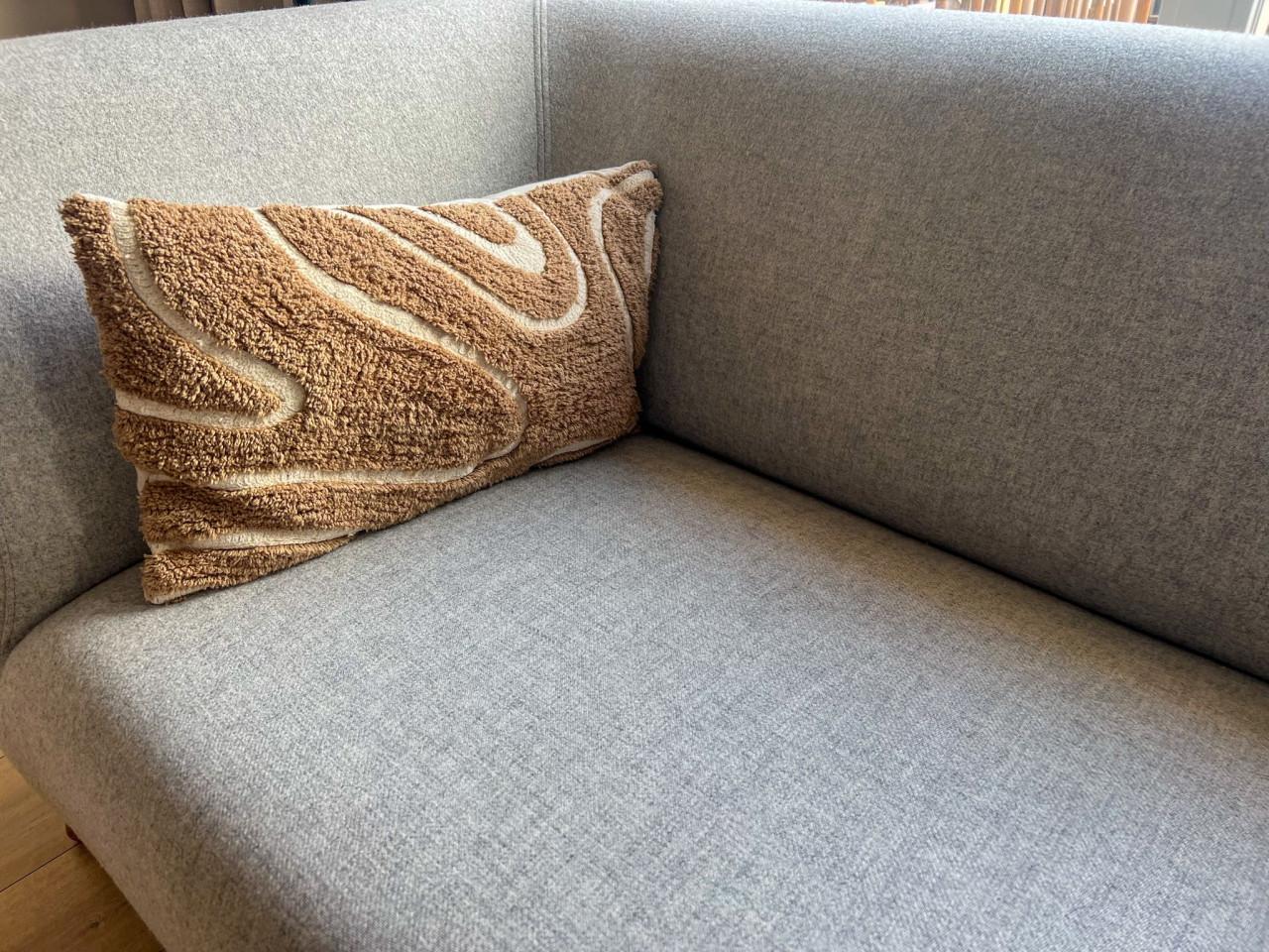 Hoekbank van Westwing, stof grijs met houten poten