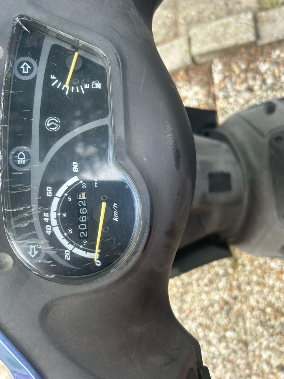 Sym orbit 50 geel kenteken 52 km/h