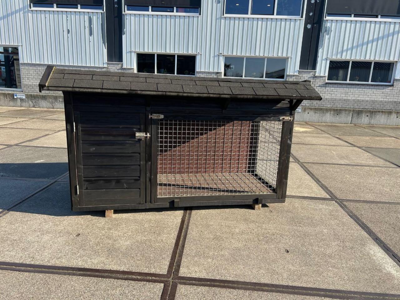 Prachtig groot hondenhok