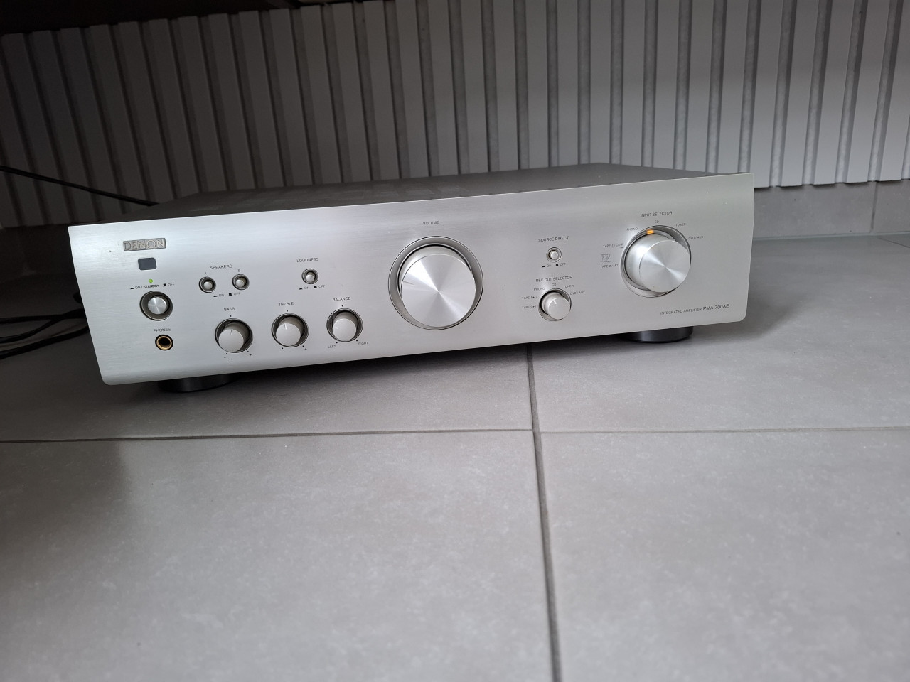 De DENON PMA-700AE versterker zilver