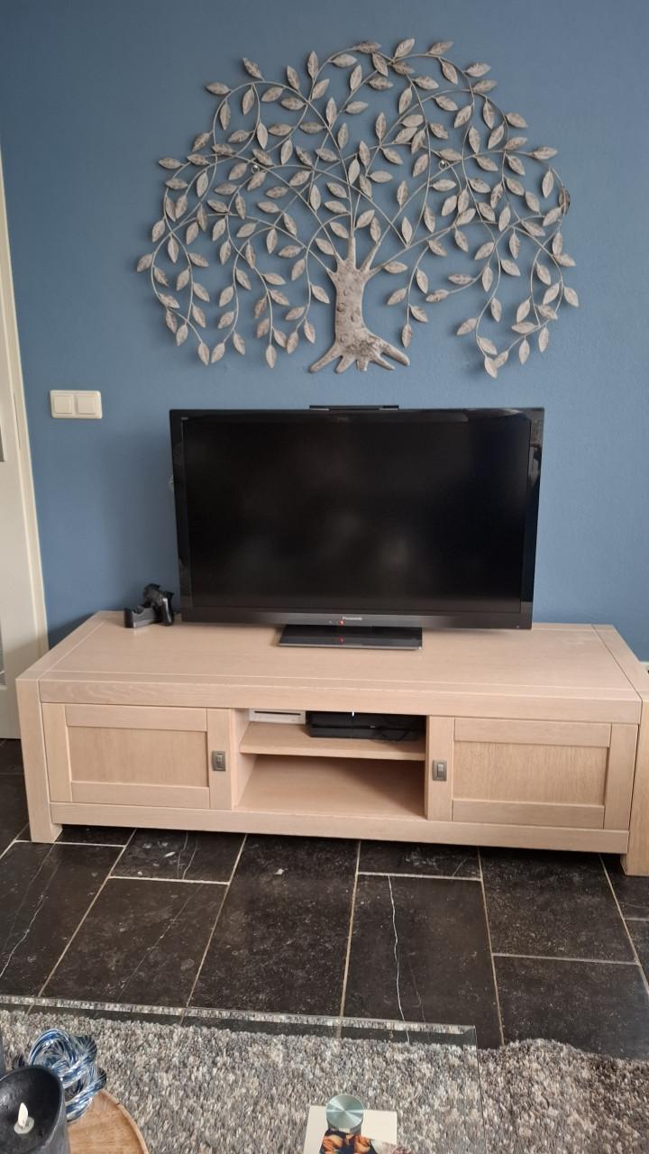 Buffetkast, eetkamertafel met stoelen, tv meubel en bijzettafel
