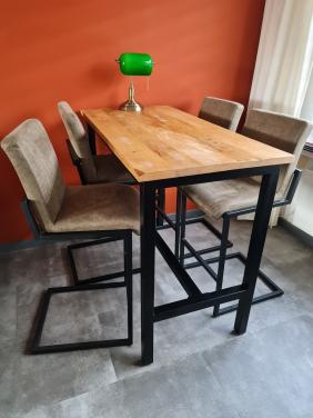 Bartafel met 4 barstoelen