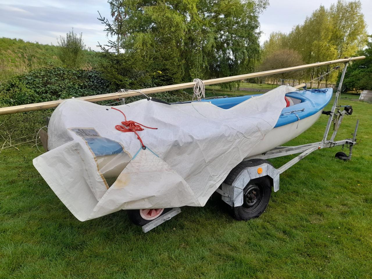 Flying junior zeilbootje met wegtrailer