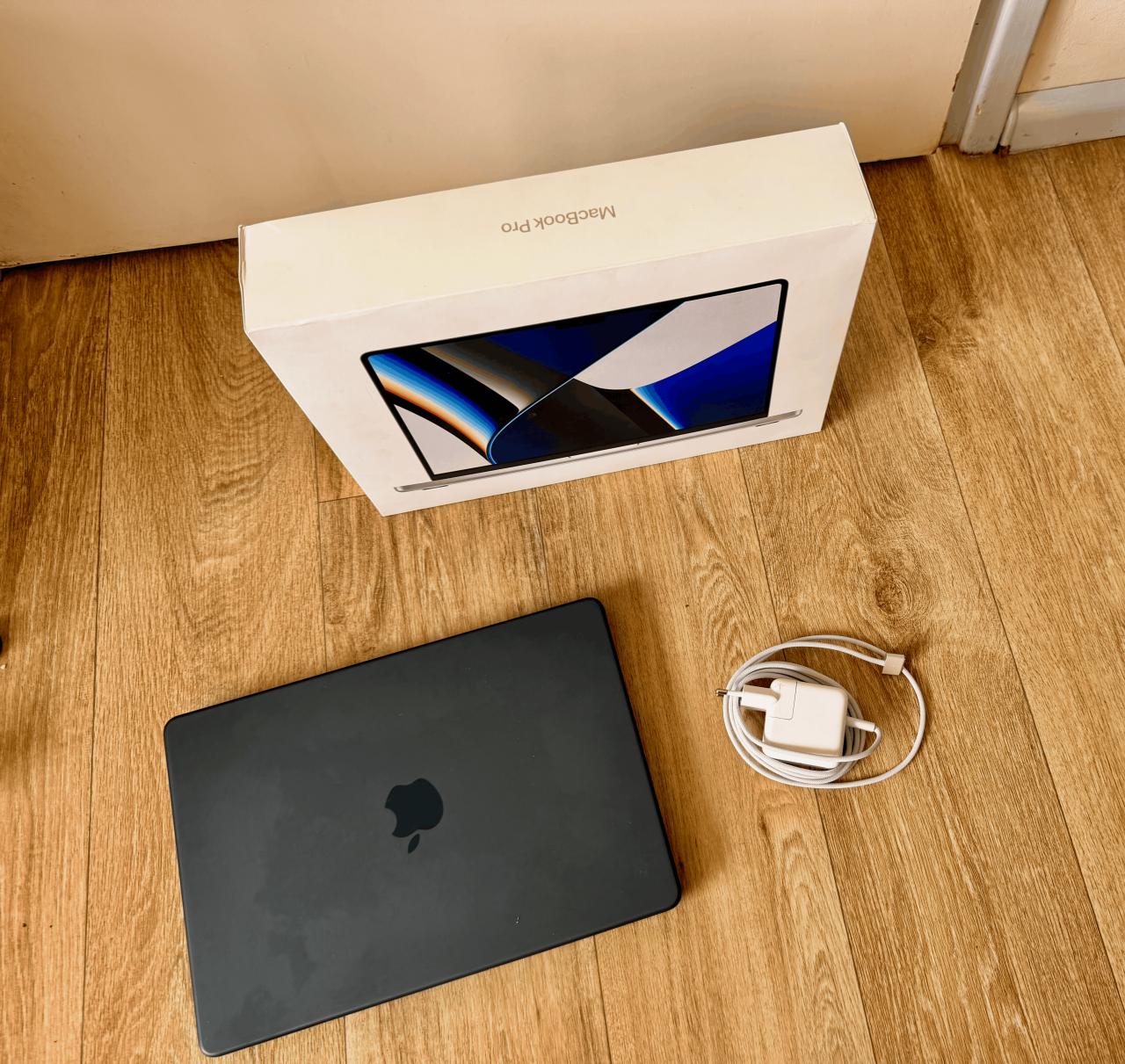 Apple MacBook Pro 14 inch (2021) - 512GB SSD, 16GB RAM