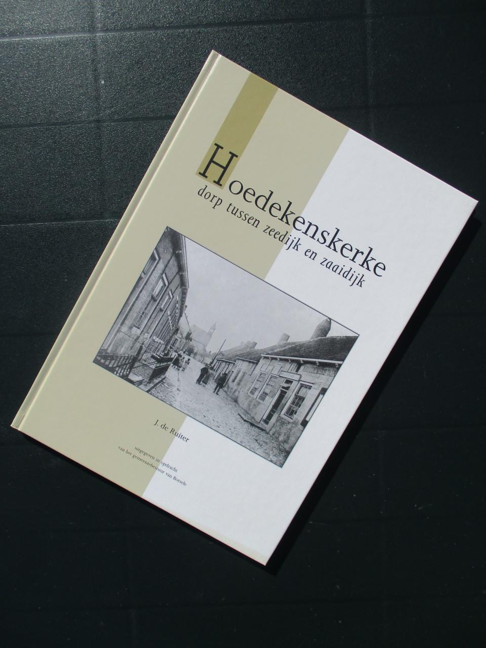 Hoedekenskerke, dorp tussen zeedijk en zaaidijk door J. de Ruiter