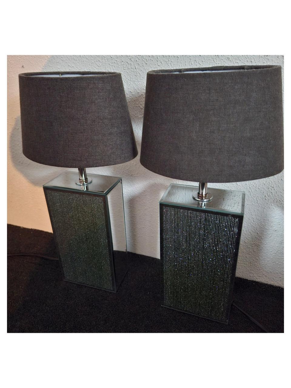 2 SCHEMERLAMPEN MET GESPIEGELDE VOET EN DONKERGRIJZE STOFFEN KAP