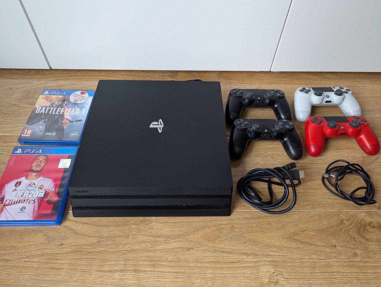 Playstation 4 Pro + 4 DualShock controllers