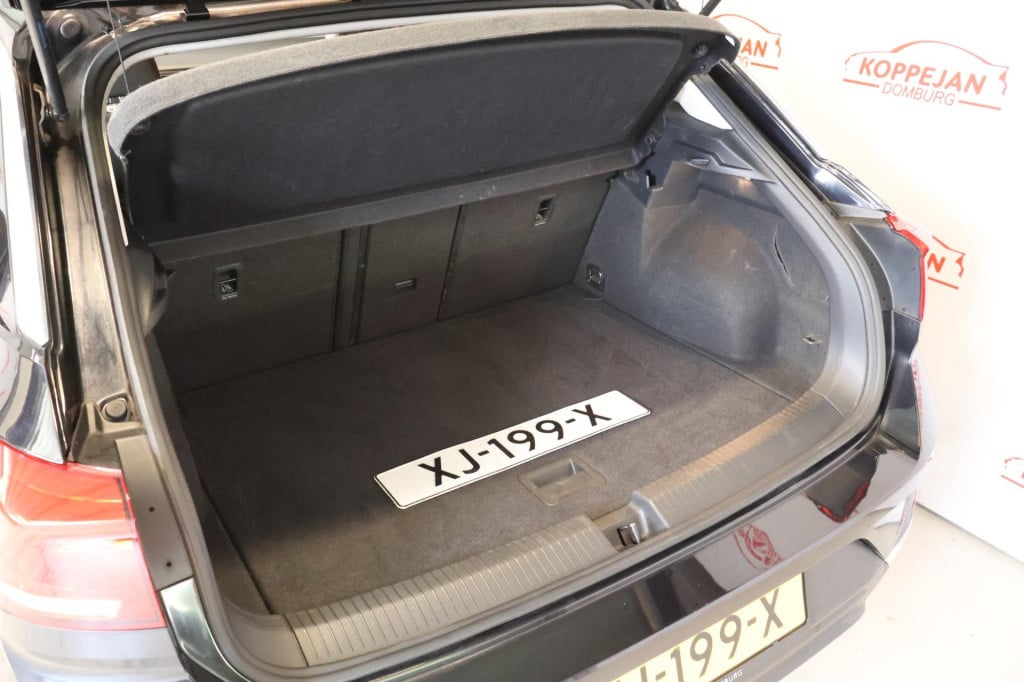 Volkswagen T-roc 1.5 tsi style nl auto, acc, appconnect, trekhaak.