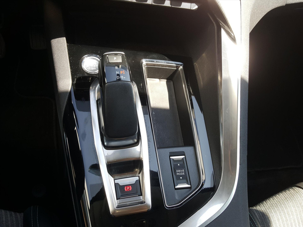 Peugeot 3008 1.6 plug-in hybrid 225pk blue lease allure eat8 automaat navig