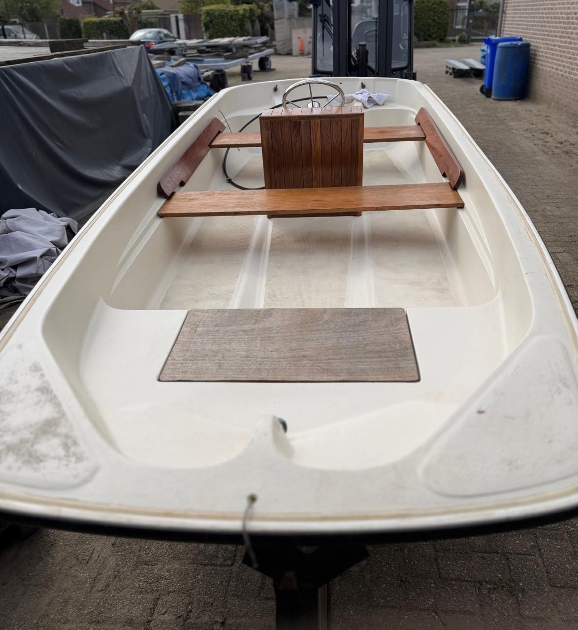 Boston Whaler 13 met Mariner 25pk 4takt buitenboordmotor.