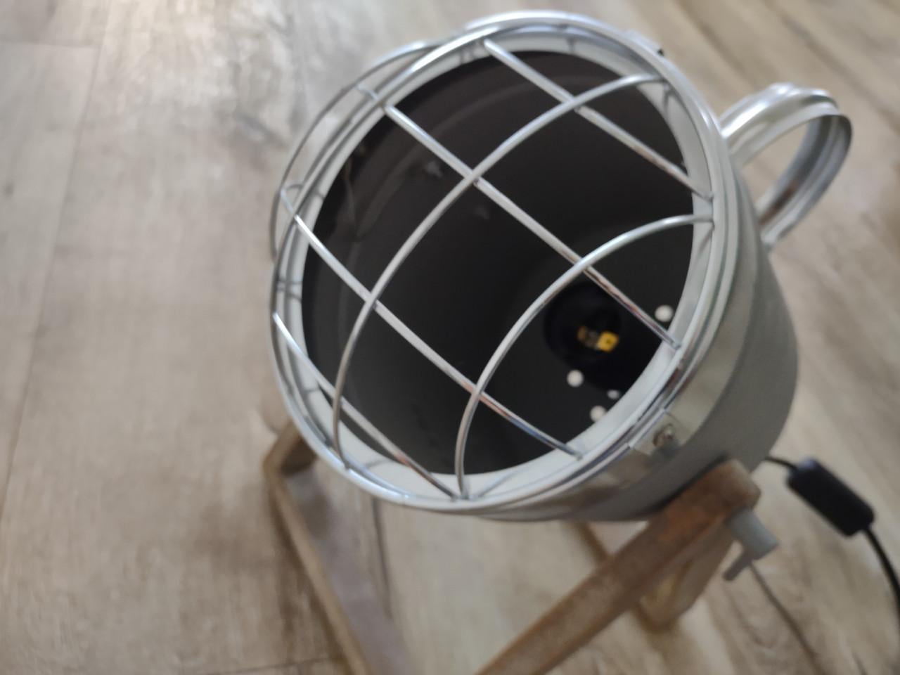 Prachtige grijze tafellamp met houten poot, verstelbare lamp