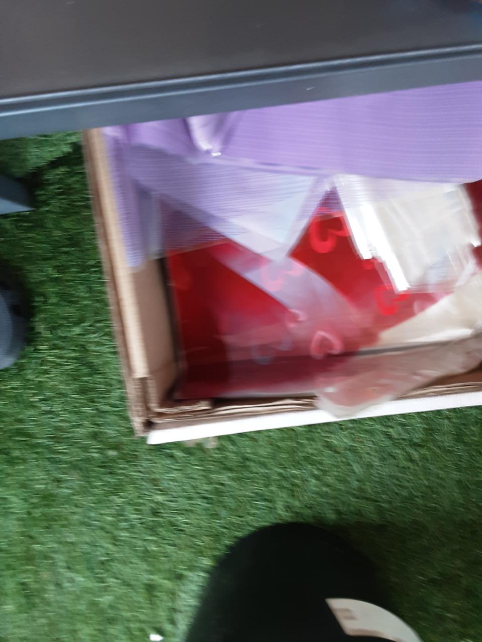 Heel veel verpakkingsmateriaal  en kado tasjes ook veel hartjes op stokjes