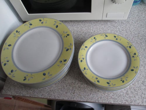 8 platte borden en 7 ontbijtbordjes