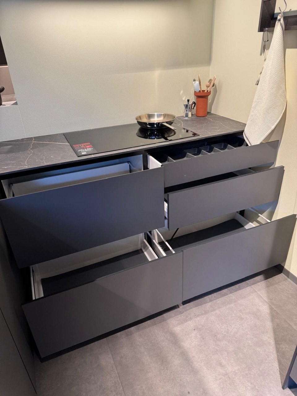 HOEKKEUKEN KVIK PRATO DARK GREY met X module