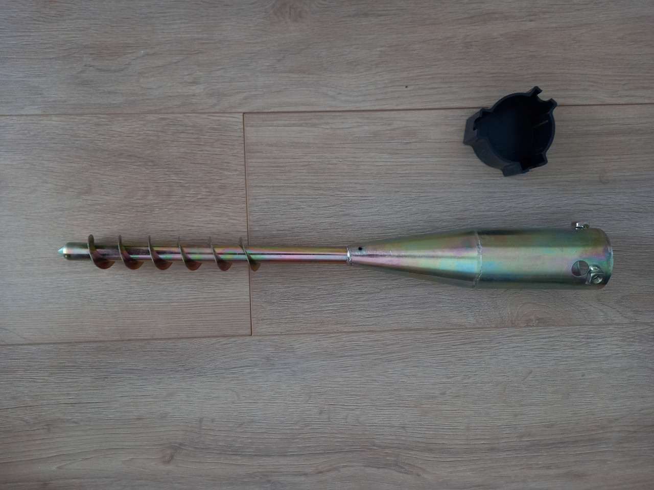 Grote metalen parasolhouder met schroefdraad