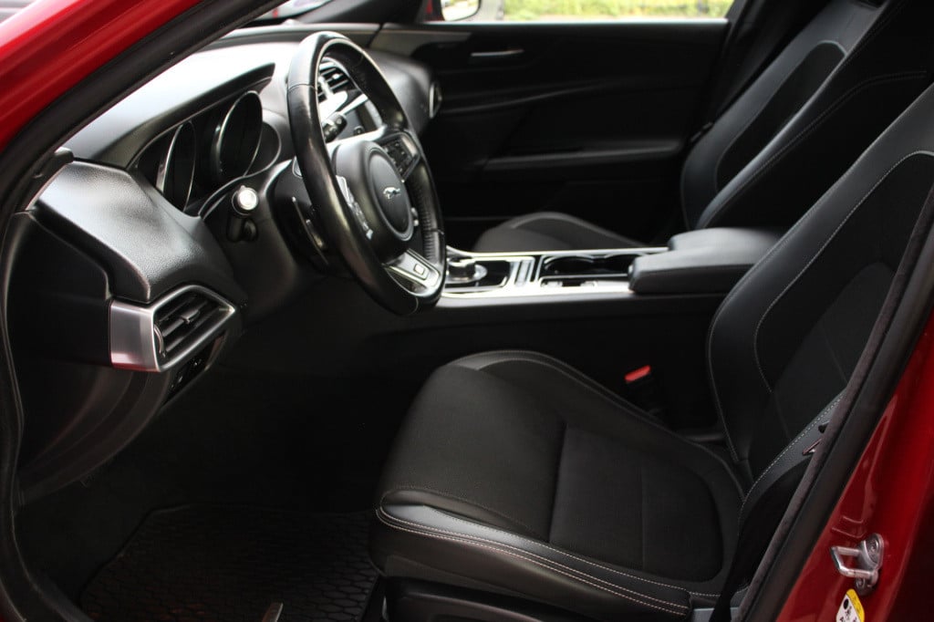 Jaguar Xe 2.0 r-sport | 200pk | el. stoelen | camera | afneembare trekhaak