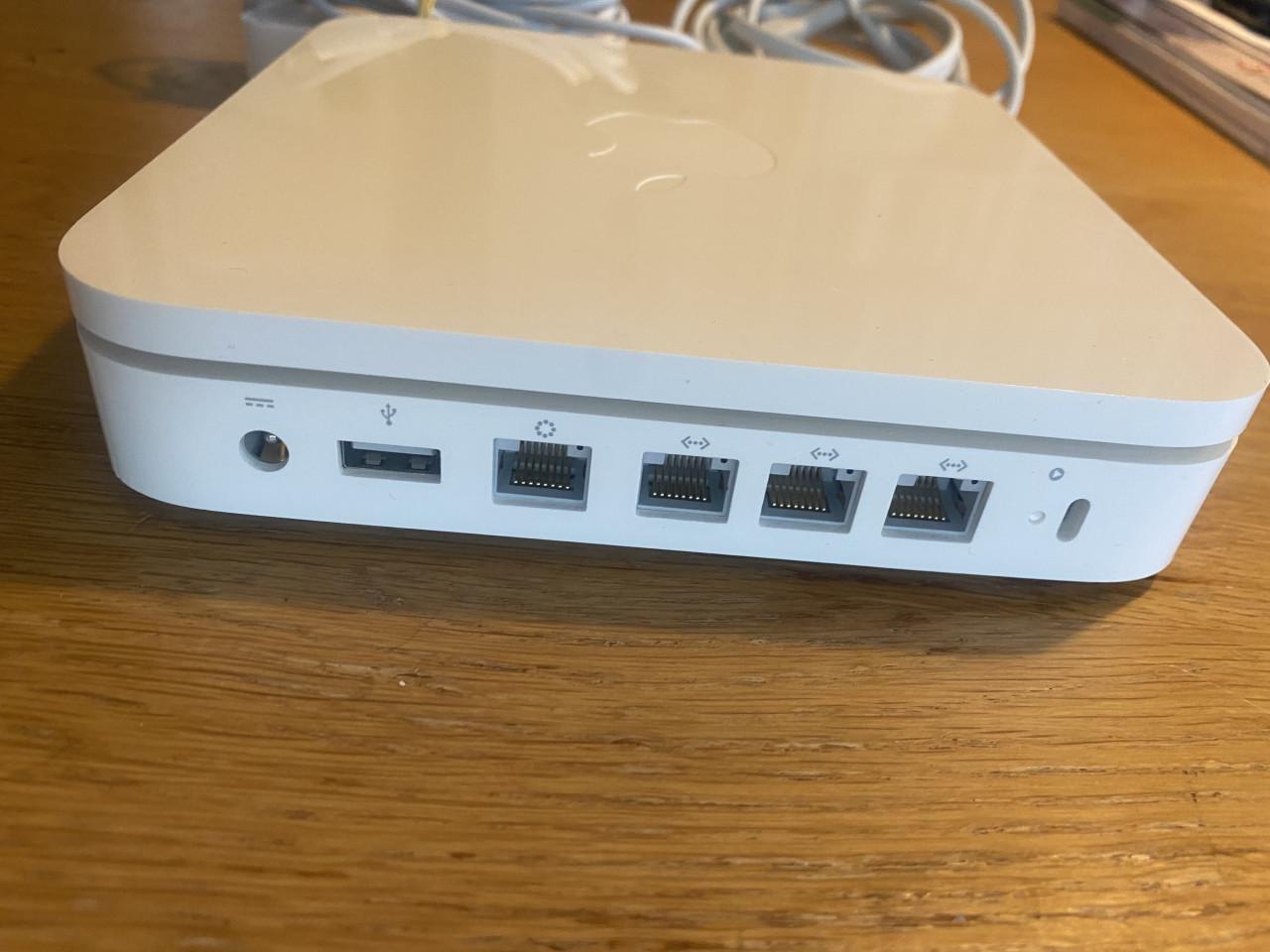 Apple airport Xtreme base station A 1354 - wifi access point