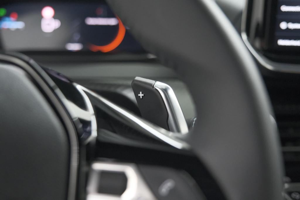 Peugeot 2008 1.2 hybrid 145 allure | apple carplay | climate control | park