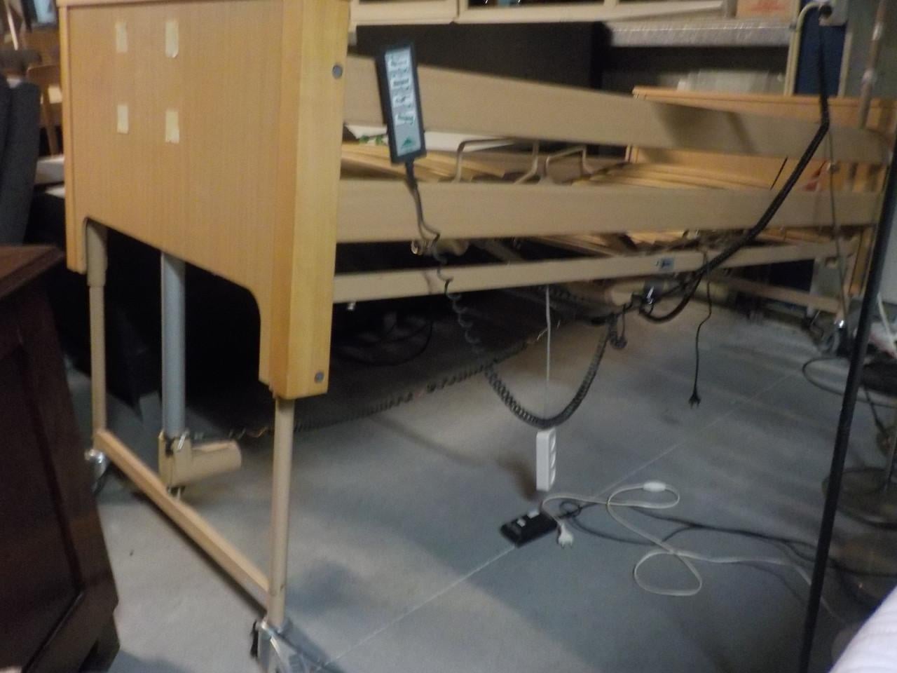 Elektrisch hoog/laag ledikant in goede staat  kan ook schuin gezet worden