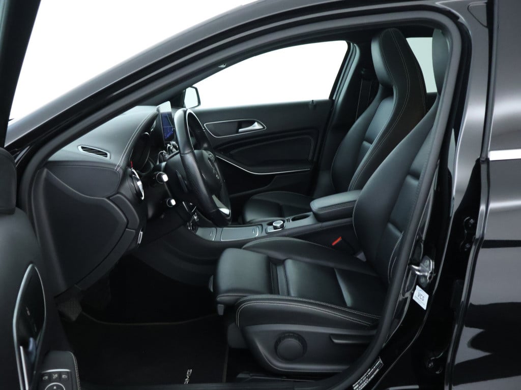 Mercedes-Benz Gla-klasse 180 business solution amg line | panoramadak | cru