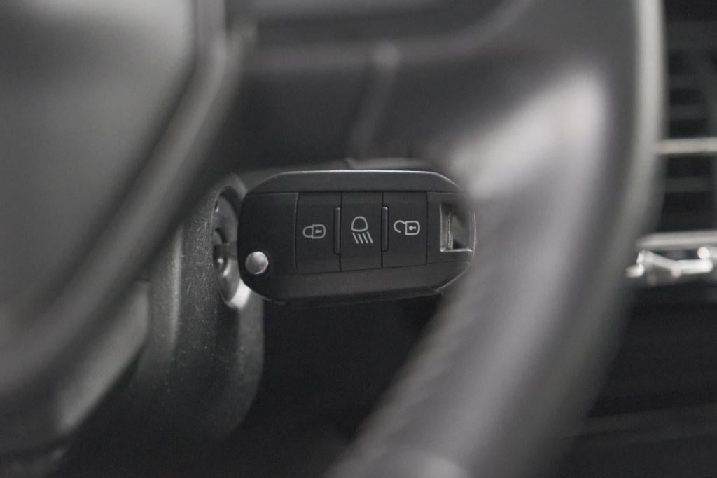 Peugeot 208 puretech 100 blue lease allure | navigatie | apple carplay | st