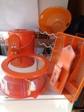 Allerlei oranje keukenspullen.