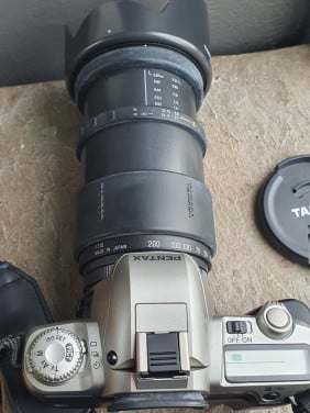 Mooie Pentax MZ 50 camera met heel grote tamron telezoomlens....