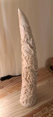 Speksteen slachtand. Horen zien en zwijgen.