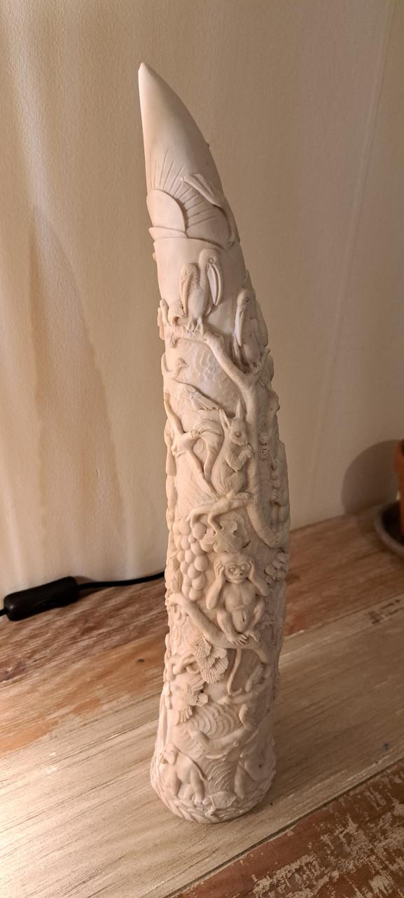 Speksteen slachtand. Horen zien en zwijgen.