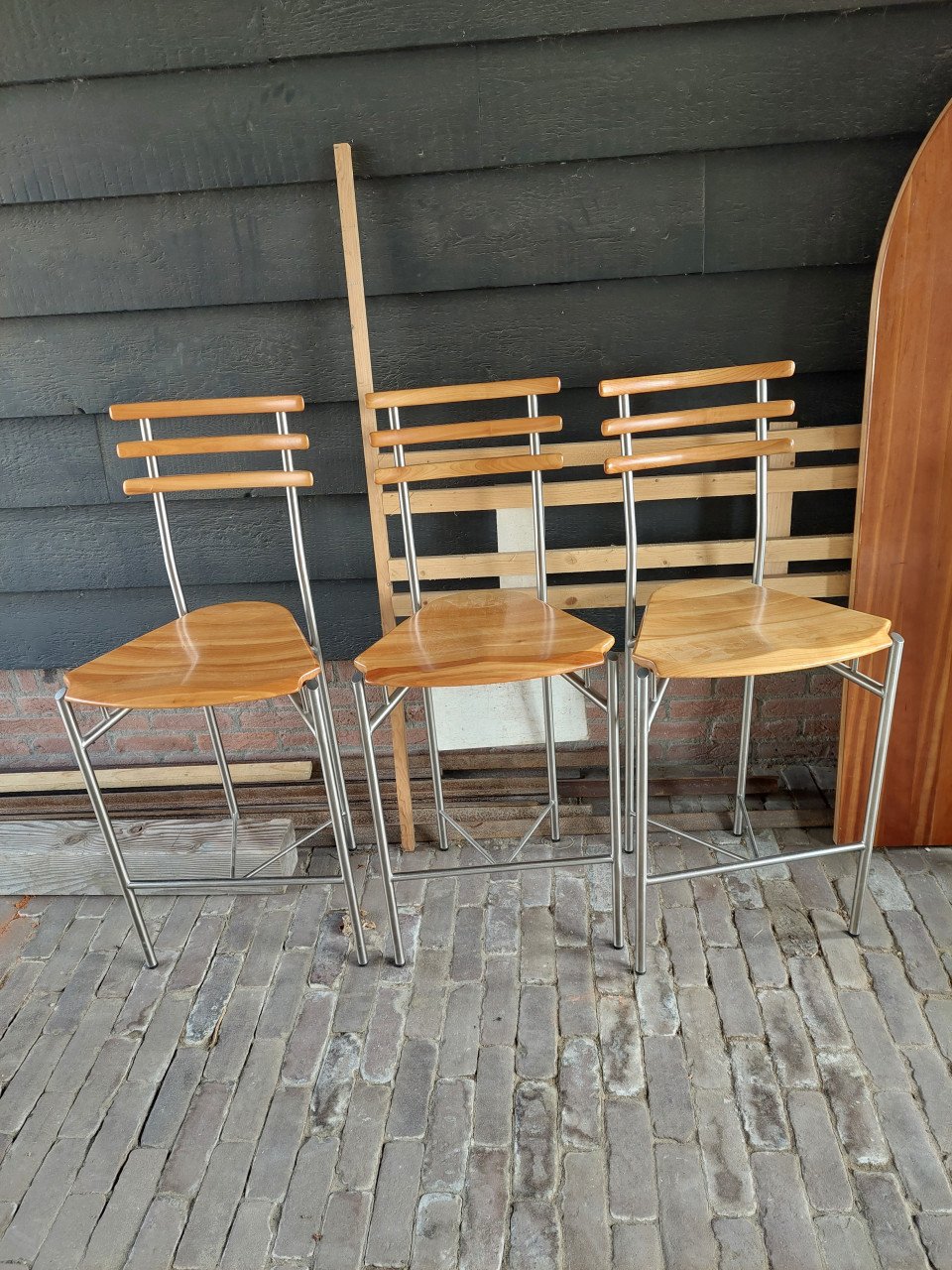 Keukentafel, 3 barkrukken.