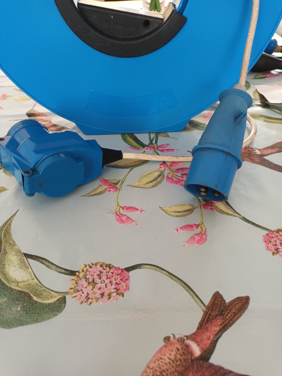 Kabelhaspel met 25 meter 3 aderige PVC kabel met CEE camping stekers