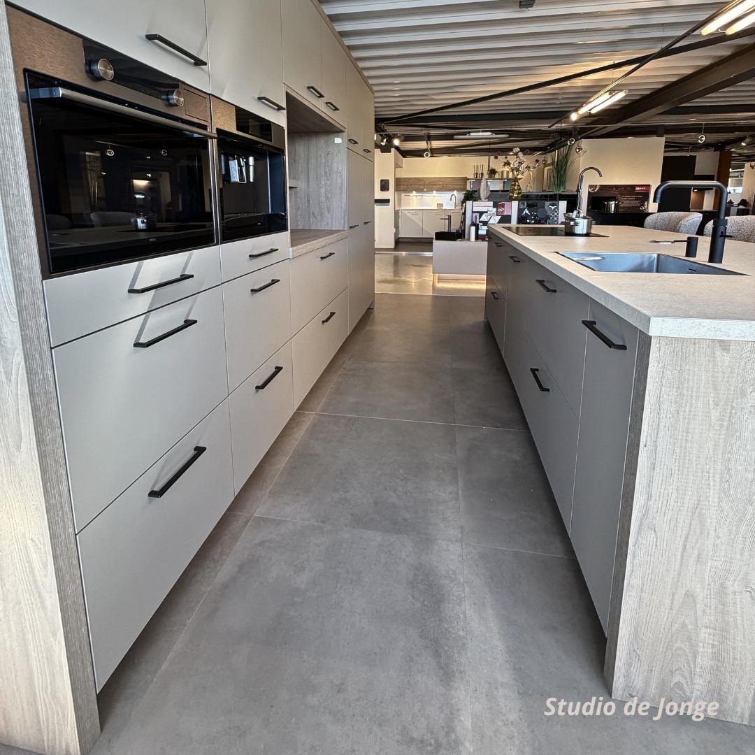 Luxe showroomkeuken met kookeiland