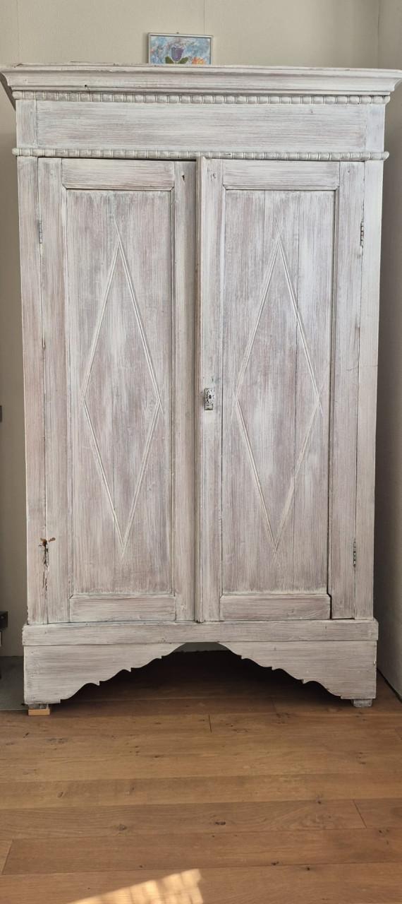 Kast (houten kast met legplanken)