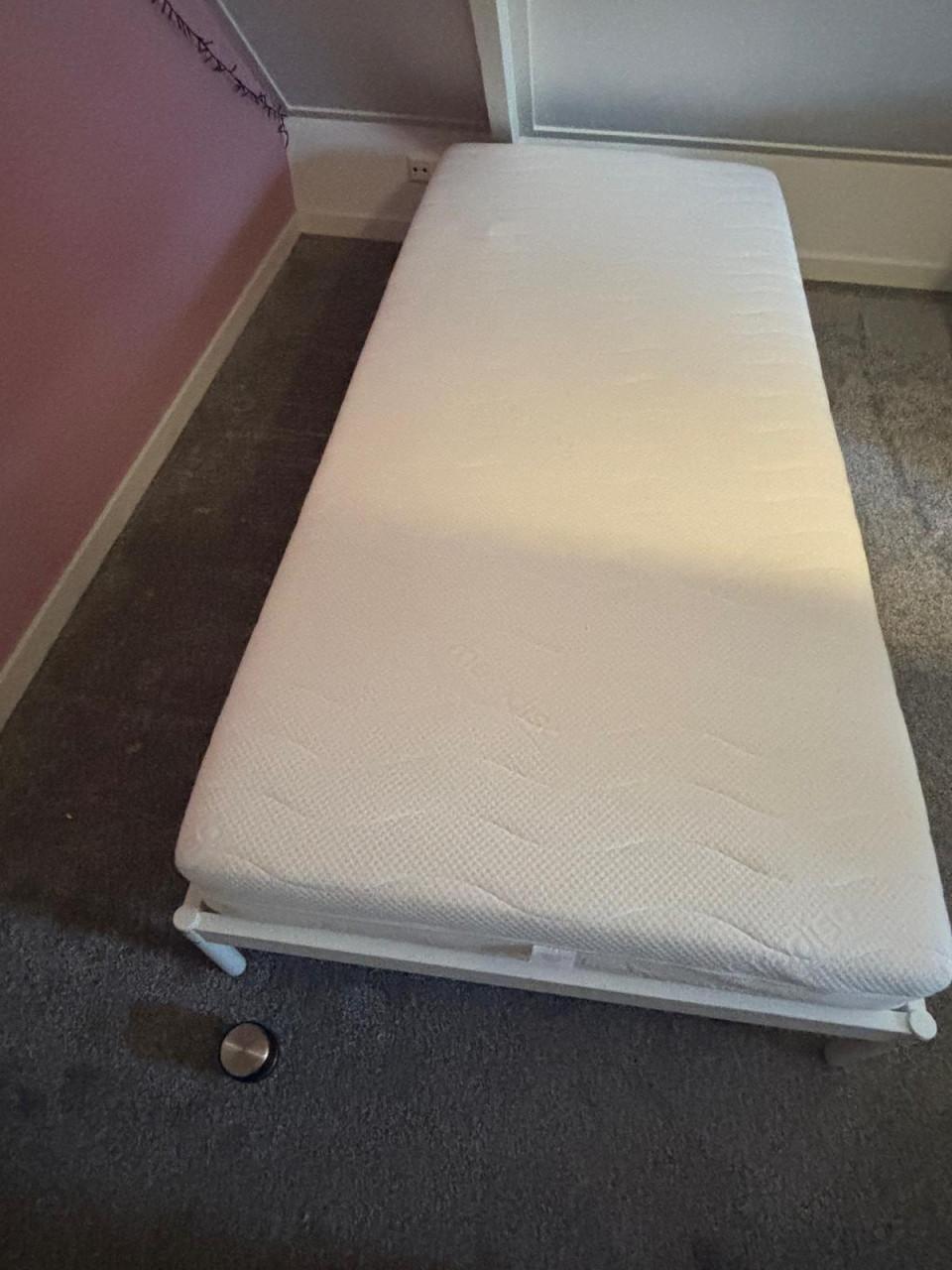 Te koop: Ikea Vevelstad eenpersoons bed, lattenbodem en matras