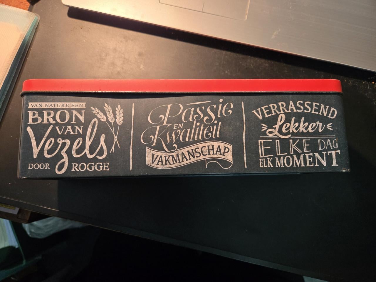 Peijnenburg ontbijtkoekblik met een kenmerkend zwart krijtbordontwerp